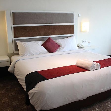President Executive Club Hotel Cikarang Buitenkant foto