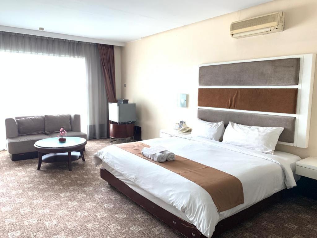 President Executive Club Hotel Cikarang Buitenkant foto