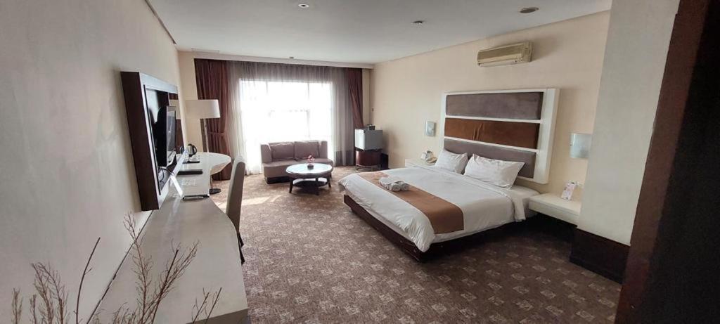 President Executive Club Hotel Cikarang Buitenkant foto