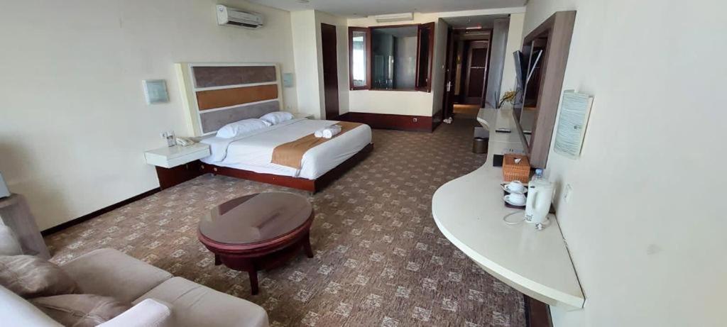 President Executive Club Hotel Cikarang Buitenkant foto