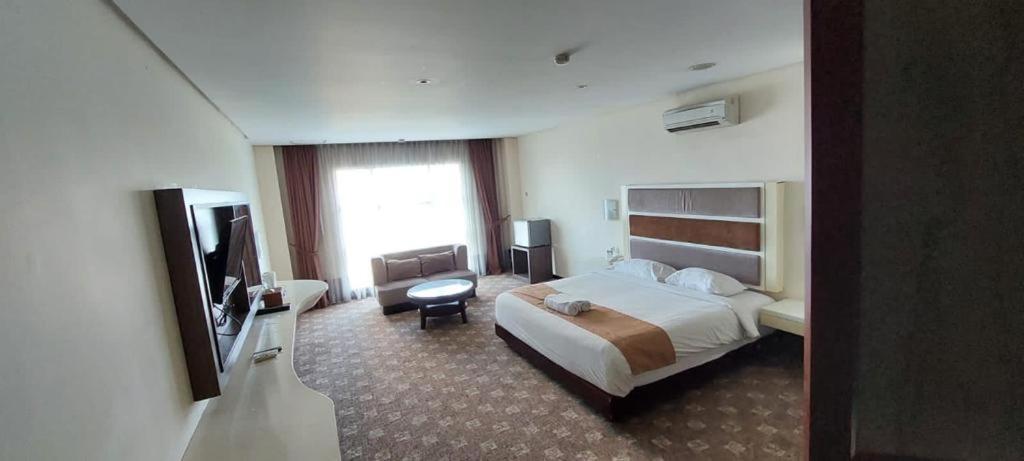 President Executive Club Hotel Cikarang Buitenkant foto