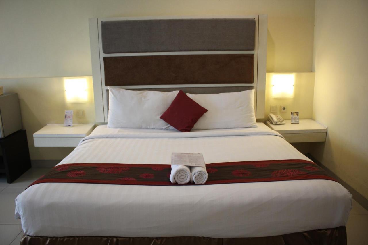President Executive Club Hotel Cikarang Buitenkant foto
