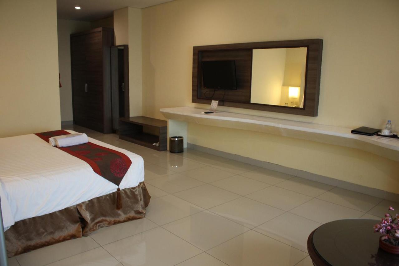 President Executive Club Hotel Cikarang Buitenkant foto