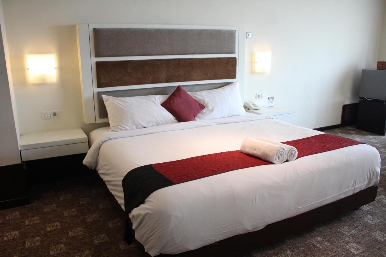 President Executive Club Hotel Cikarang Buitenkant foto