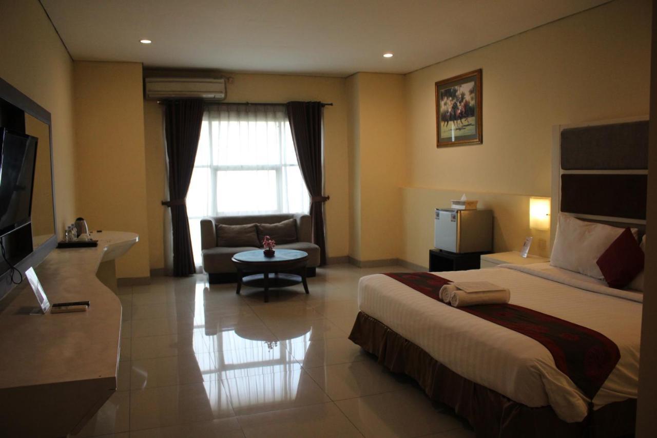 President Executive Club Hotel Cikarang Buitenkant foto
