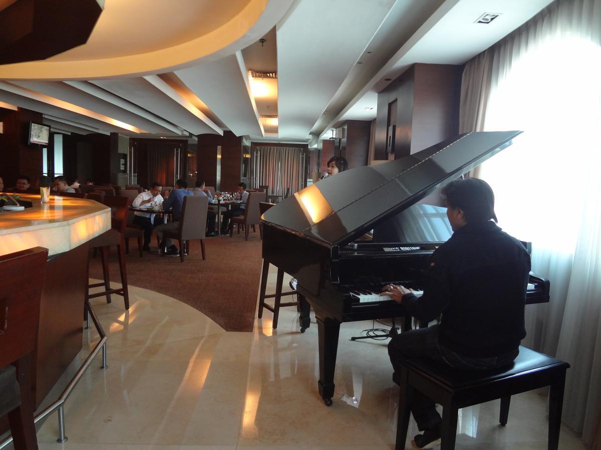 President Executive Club Hotel Cikarang Buitenkant foto