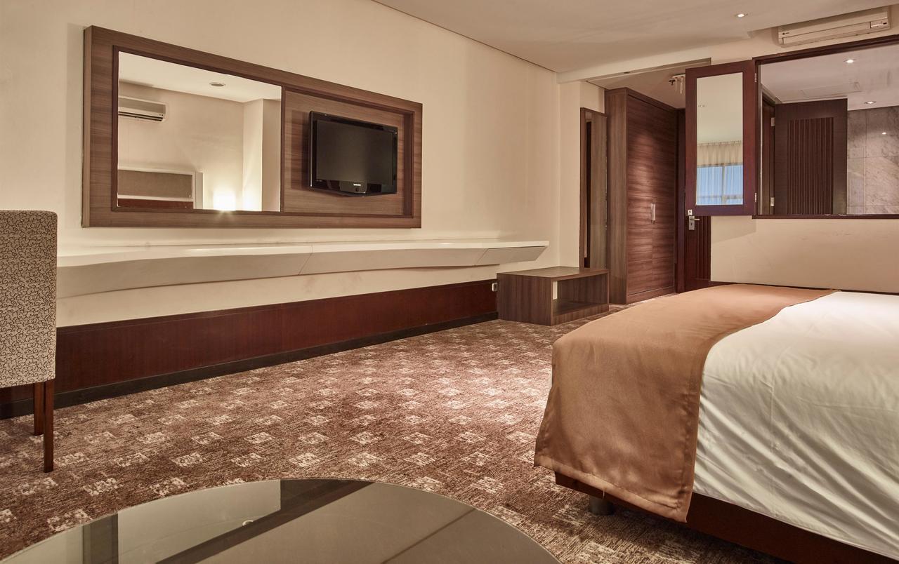 President Executive Club Hotel Cikarang Buitenkant foto