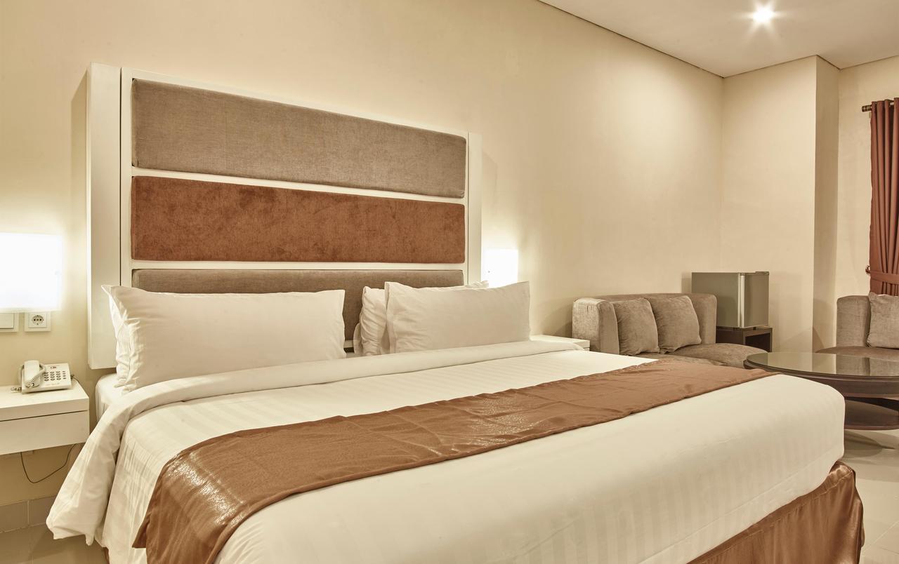 President Executive Club Hotel Cikarang Buitenkant foto