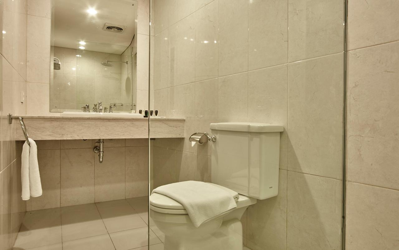 President Executive Club Hotel Cikarang Buitenkant foto