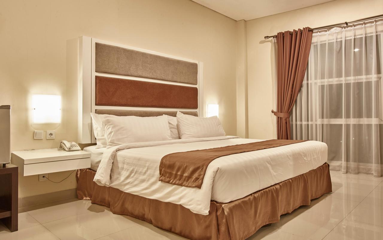 President Executive Club Hotel Cikarang Buitenkant foto