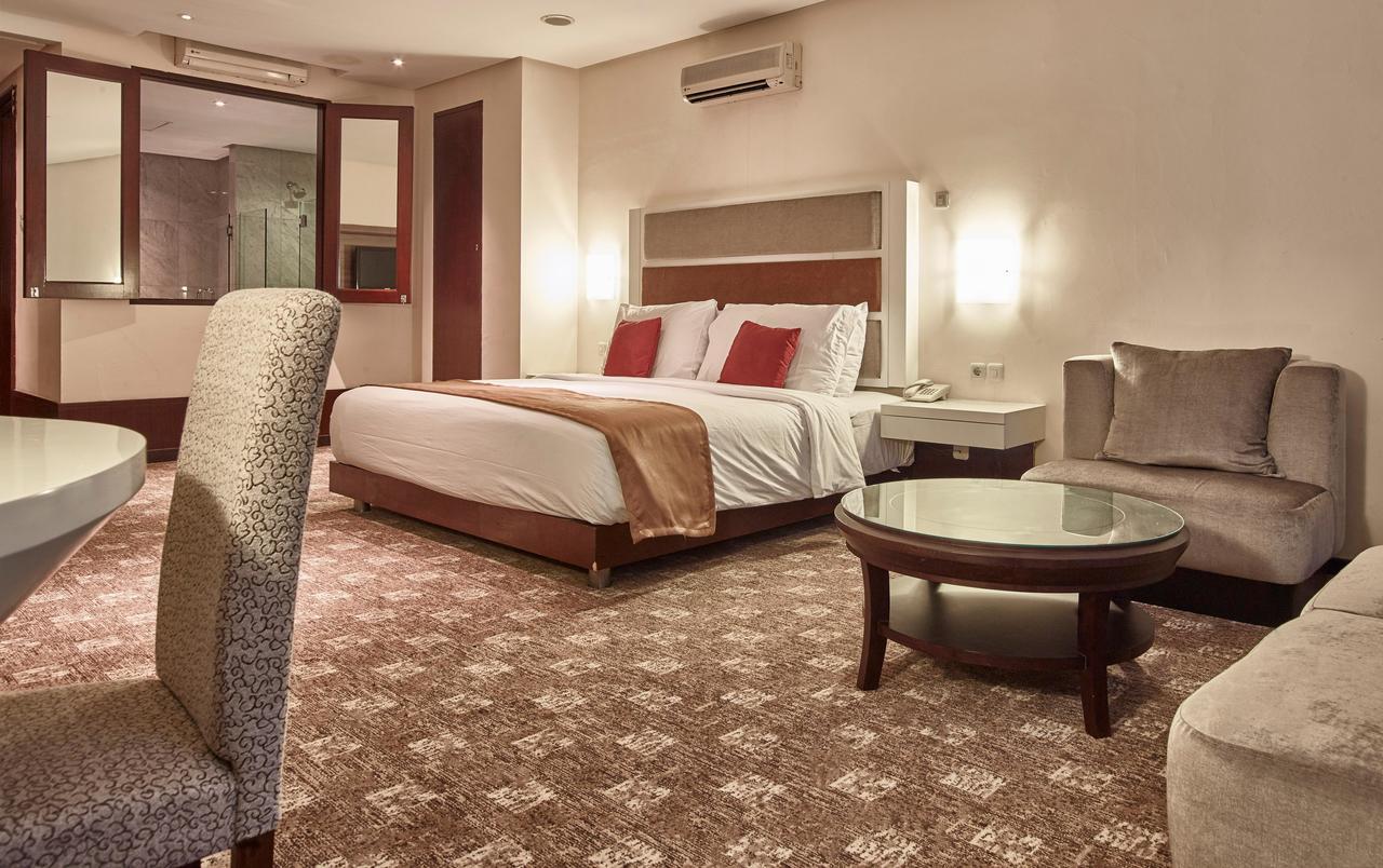 President Executive Club Hotel Cikarang Buitenkant foto