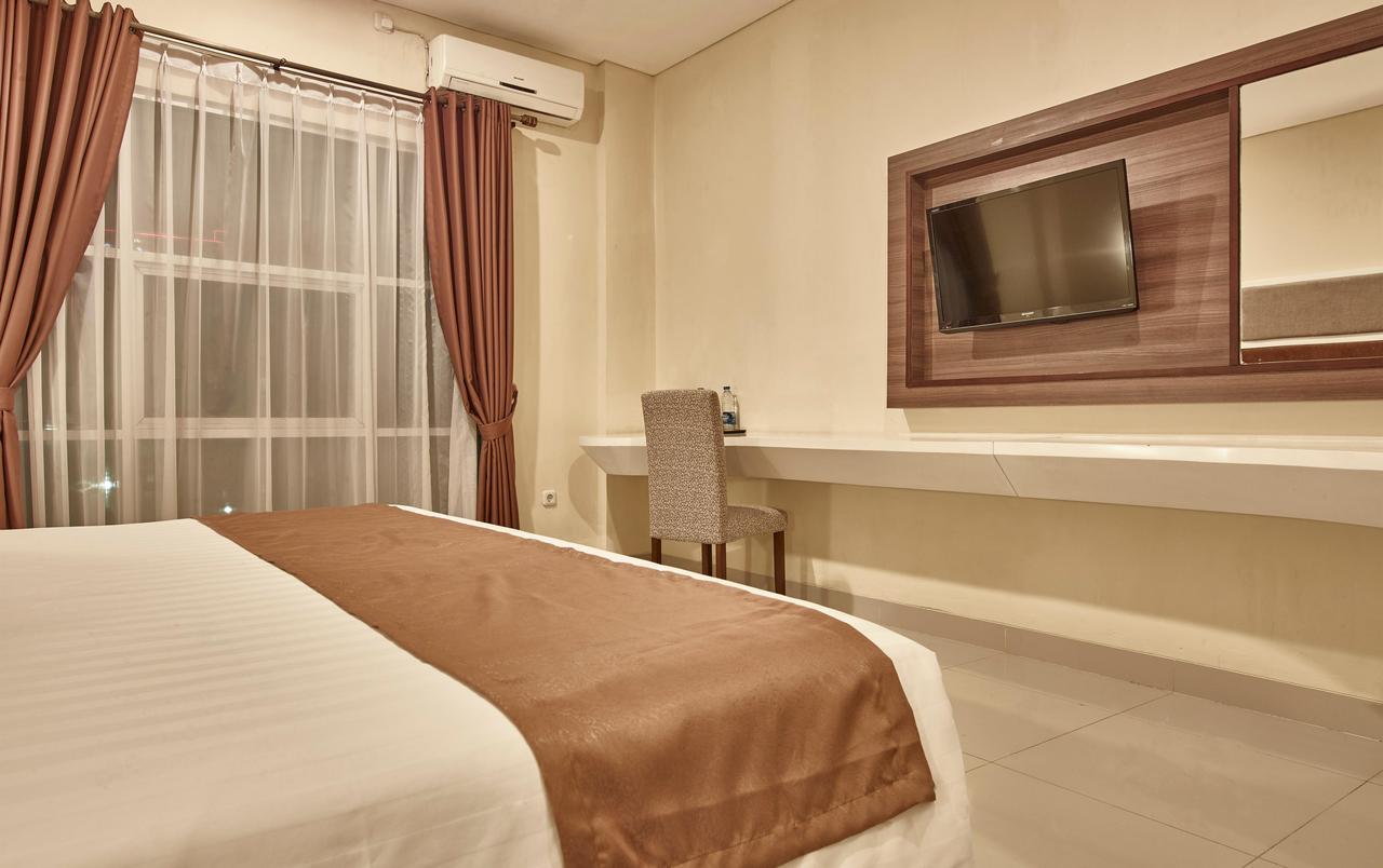 President Executive Club Hotel Cikarang Buitenkant foto