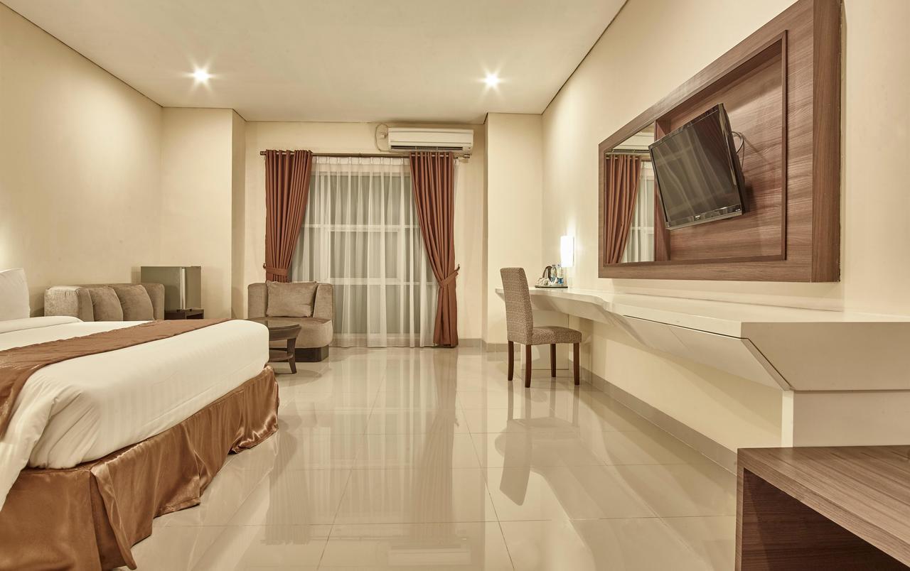 President Executive Club Hotel Cikarang Buitenkant foto