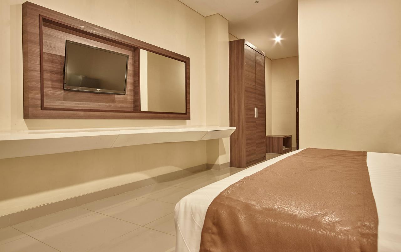 President Executive Club Hotel Cikarang Buitenkant foto