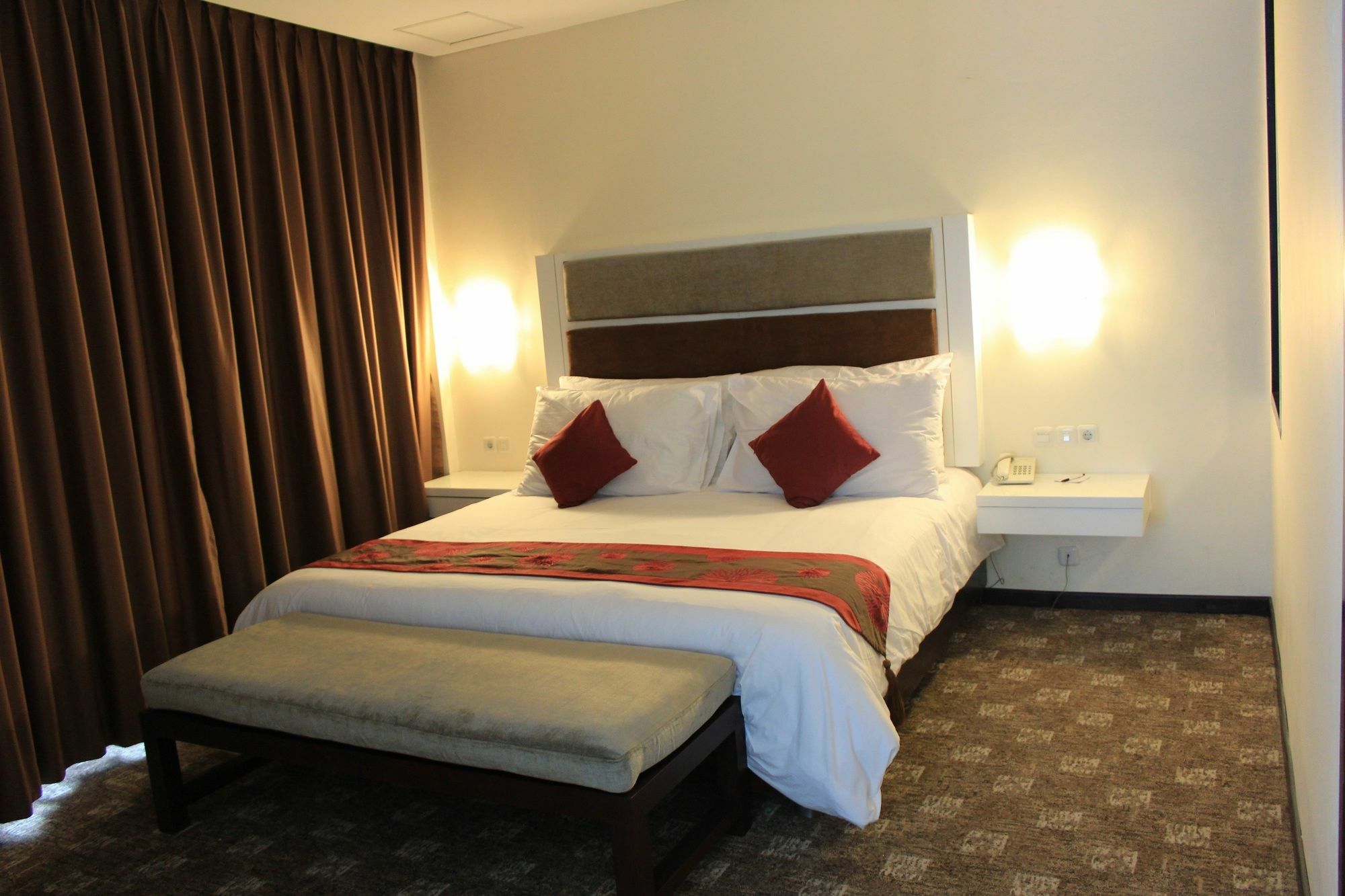 President Executive Club Hotel Cikarang Buitenkant foto