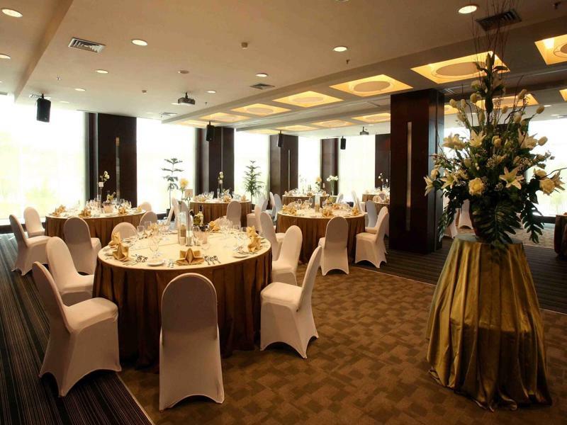President Executive Club Hotel Cikarang Buitenkant foto
