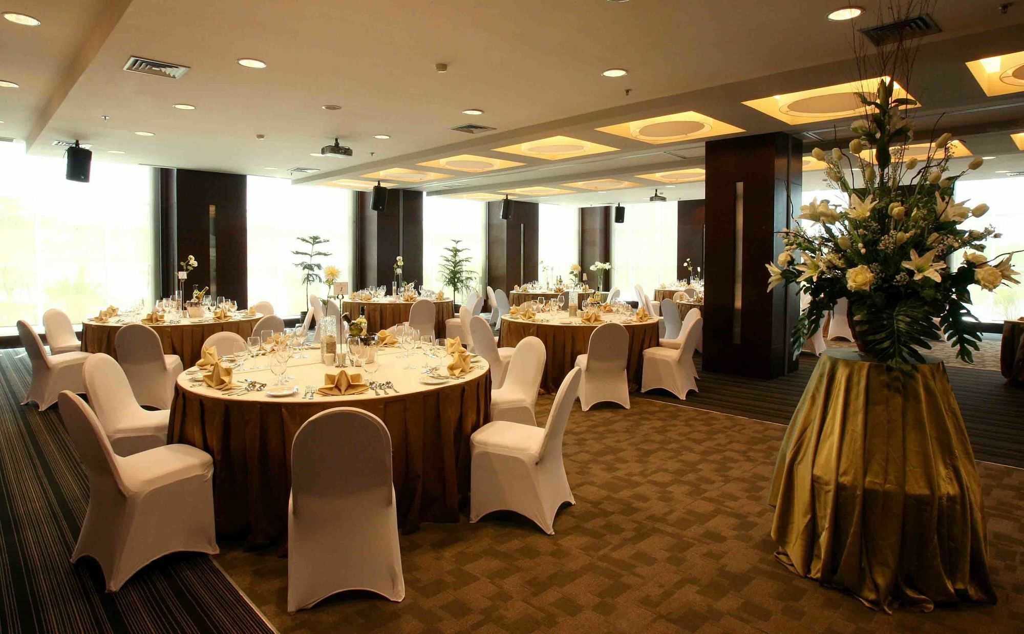 President Executive Club Hotel Cikarang Buitenkant foto