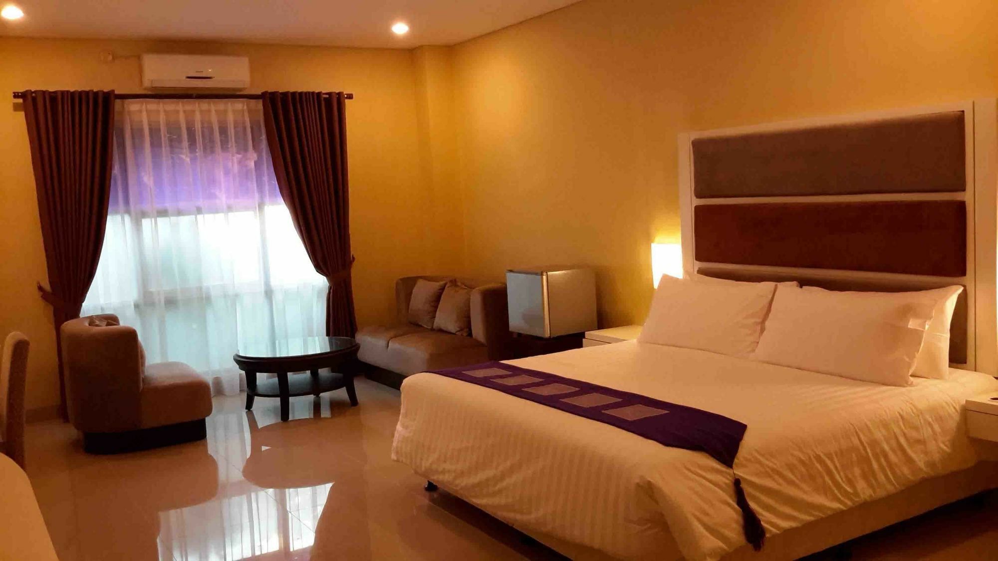 President Executive Club Hotel Cikarang Buitenkant foto