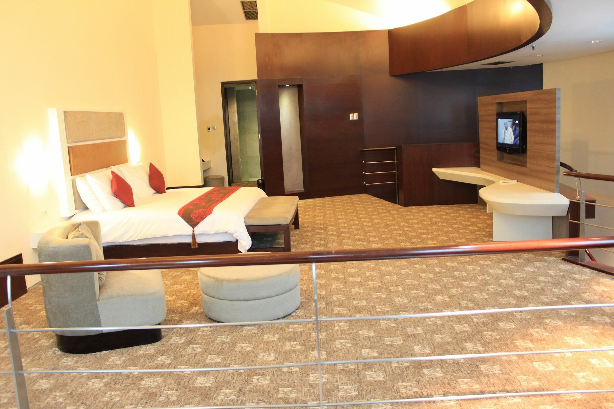 President Executive Club Hotel Cikarang Buitenkant foto