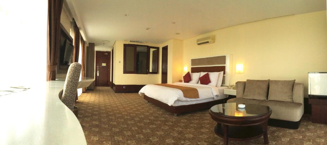 President Executive Club Hotel Cikarang Buitenkant foto