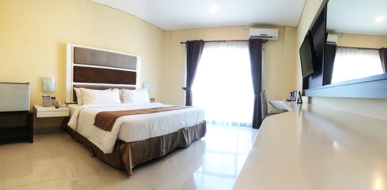 President Executive Club Hotel Cikarang Buitenkant foto